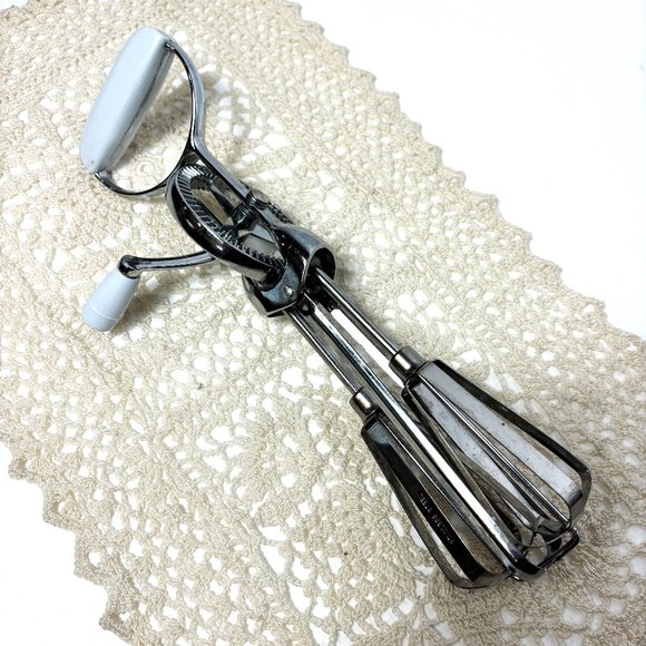Vintage Rotary Hand Mixer Kitchen Utensil Whisk Manual Crank - Picture 1 of 10